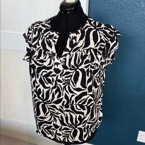 LOFT Black and White Printed Cap Sleeve Blouse